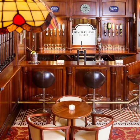 Hotell River Island 3*